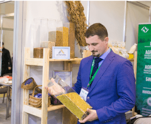 Станислав Шишов рассматривает органическую продукцию АгроТерры