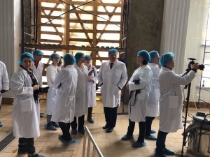 Сергей Ключников показывает завод журналистам -2